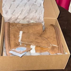 NWT Apres Chestnut Bow Boots